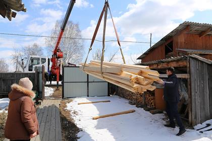 Материалы на замену крыши для дома пенсионерки в Раздолье выделил Павел Сумароков